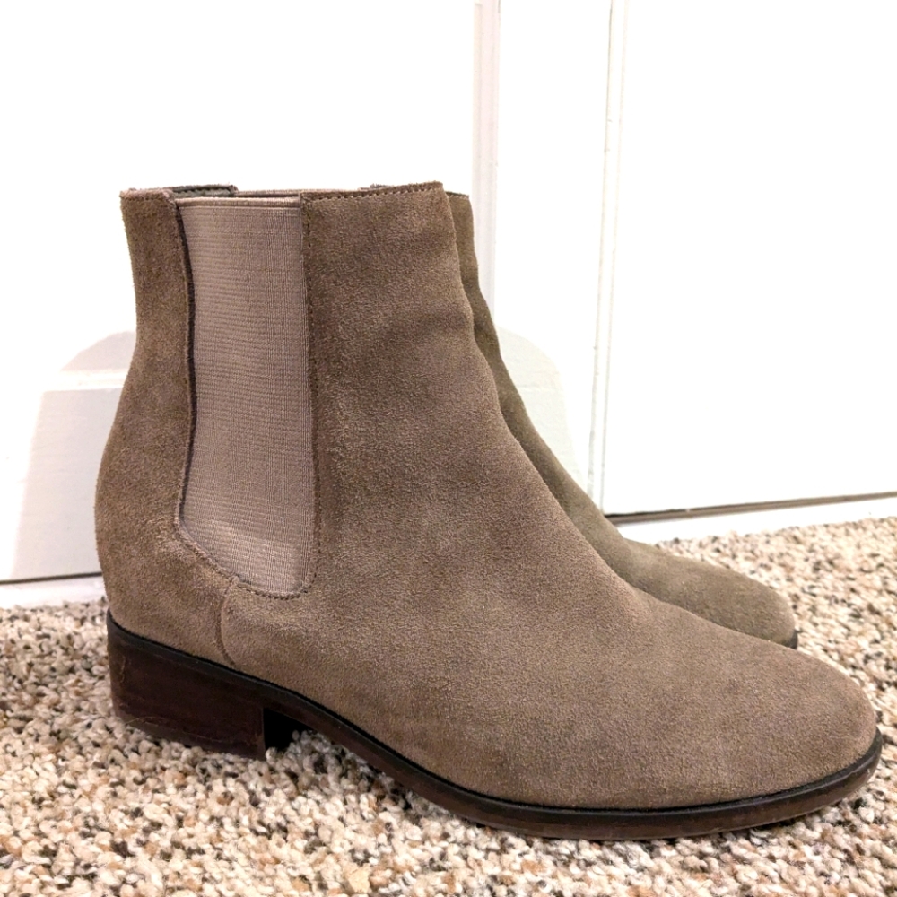 EUC Steve Madden Suede Chelsea Boots (7) - real leather, taupe/grey